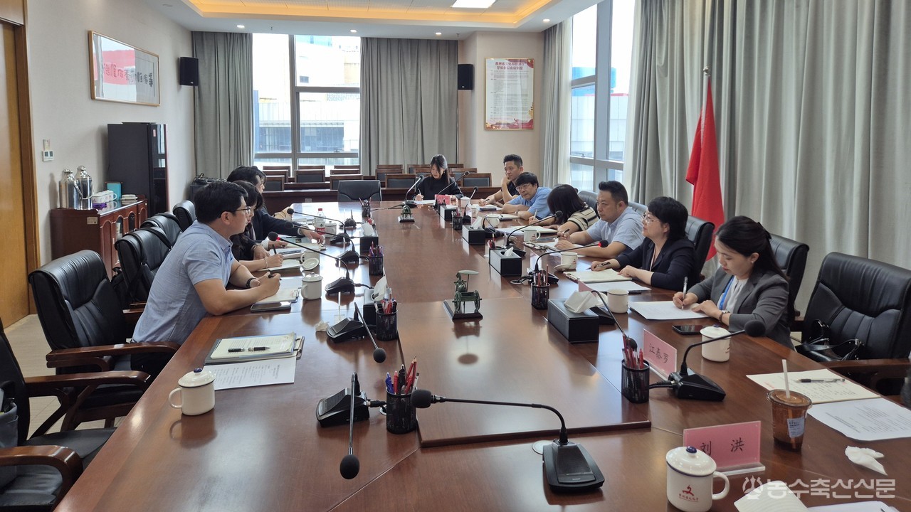 충남도 방문단이 중국 광둥성·구이저우성 관계자들과 AI·교육·문화관광 분야의 협력사업을 논의하고 있다.