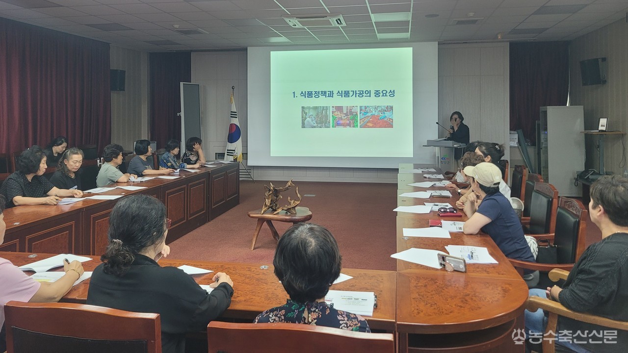 청양군농업기술센터가 생활개선회원들을 대상으로 농산물 밤 가공 이론 및 실습 교육을 진행하고 있다.