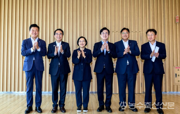 한성숙 국무총리와 대전·세종·충북·충남 단체장 등이 충청광역연합 발전과 충청권 주요 현안 논의를 마친 뒤 기념촬영을 하고 있다. (국무총리실 제공)