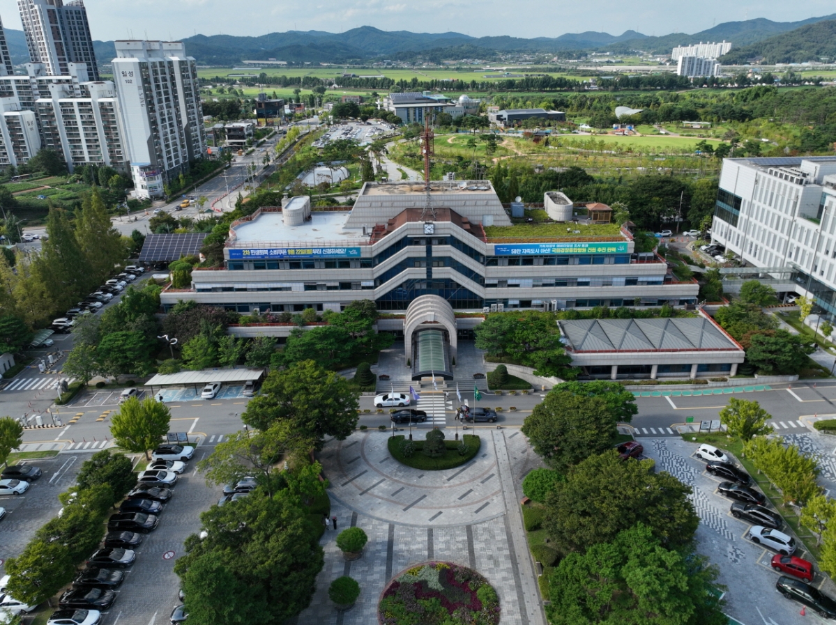 아산시청사 전경.&nbsp;아산시는 2조3333억 원 규모의 2026년도 제1회 추가경정예산을 확정하고 민생 안정과 재해재난 예방, 농업생산기반시설 복구 사업 등을 추진한다.