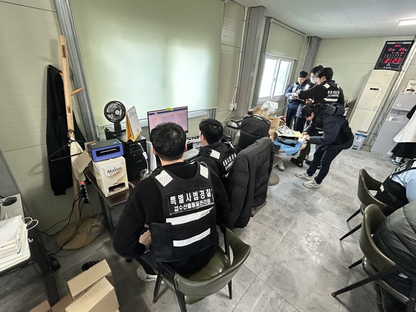 국립수산물품질관리원의 특별사법경찰관이 민물장어 현장기동단속에서 포렌식을 하고 있는 모습. 수품원은 해당 조사에서 민물장어 원산지를 허위로 표기한 유통업자를 원산지 표시법 위반 혐의로 검찰로 송치했다. [사진=국립수산물품질관리원 제공]