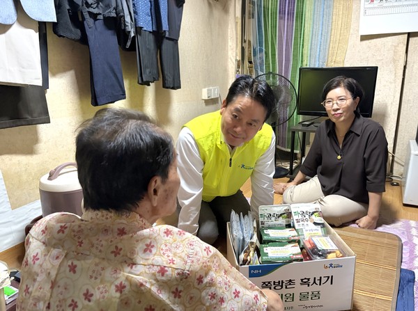김주영 농협경제지주 농업경제 대표이사가 쪽방촌 주민과 대화를 나누고 있는 모습.