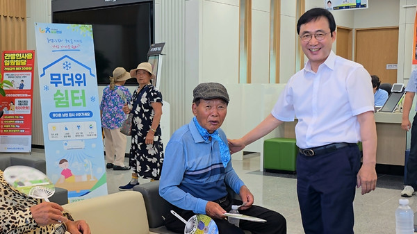 강진농협 신축청사 무더위 쉼터 운영(우측 진성국 조합장이 쉼터를 찾은 농업인과 담소하고 있다)