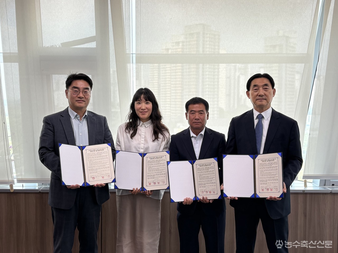 세종시와 네이버클라우드, 세종시체육회, 세종시육상연맹이 ‘2026 세종스포츠축제’와 ‘네이버웍스와 함께하는 세종런 26’ 성공 개최를 위한 실무협약을 체결하고 있다.