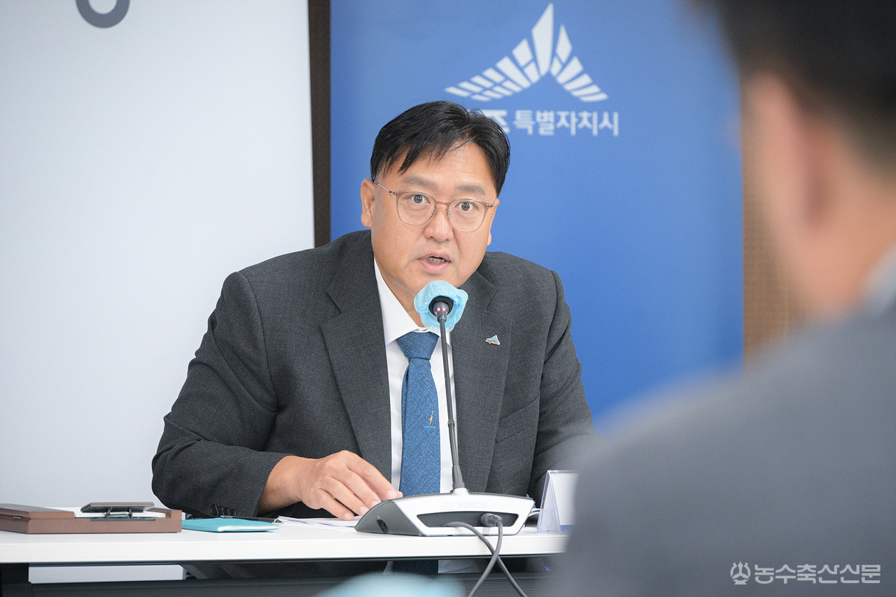 조상호 세종시장이 시청 대회의실에서 열린 확대간부회의에서 예산·조직·인사 전반에 대한 시정혁신 추진을 주문하고 있다.