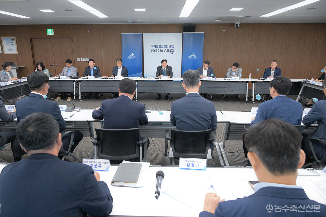4일 확대간부회의를 진행하고 있는 모습