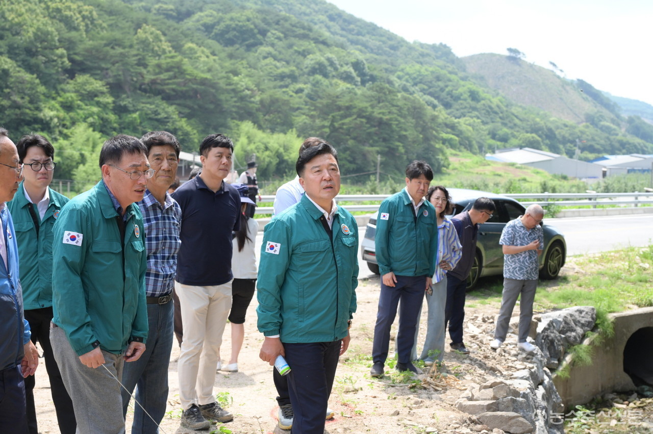 재선에 성공한 최재구 예산군수가 취임 이후 수해복구 현장을 방문해 복구 상황을 점검하고 있다.