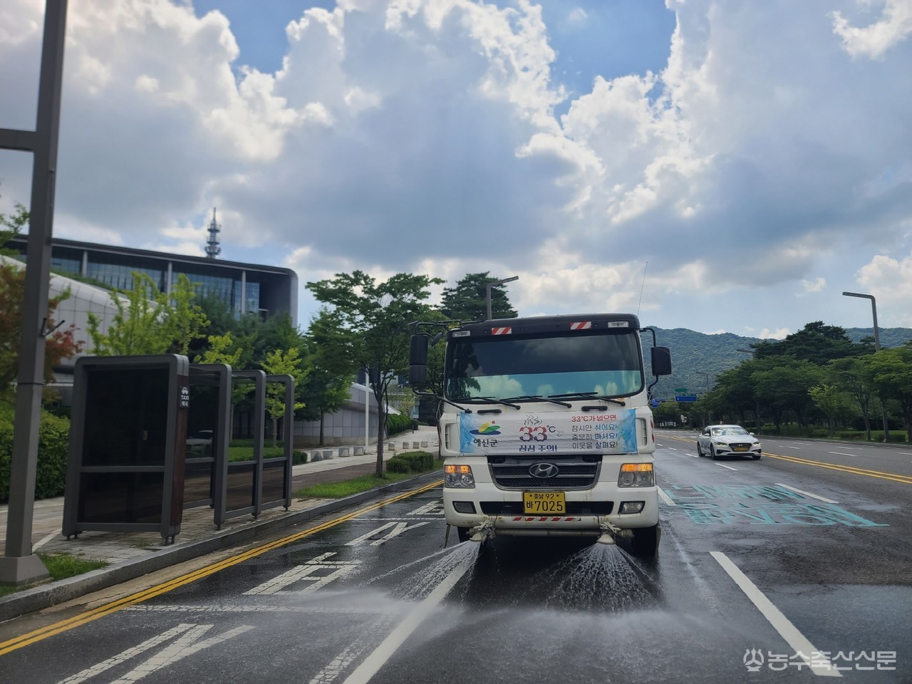 예산군이 폭염으로 달아오른 도로의 온도를 낮추기 위해 주요 도로에서 살수차를 운행하고 있다.