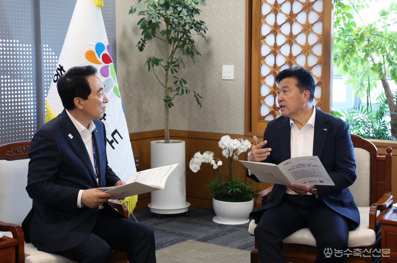 최재구 예산군수가 박수현 충남도지사를 만나 민선9기 핵심 현안사업을 설명하고 충남도 차원의 행정·재정 지원 방안을 논의하고 있다.