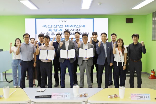 축품원 광주전남지원-전남생명과학고등학교-(사)한국육류유통수출협회 광주전남지회 업무협약 후 단체 기념촬영 모습