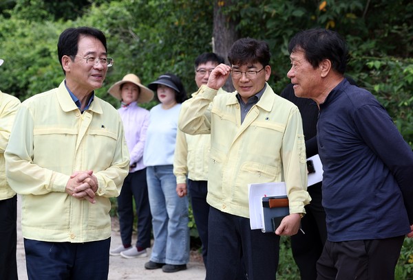 강진원 강진군수가 수암1 저수지 현장 점검을 하는 모습
