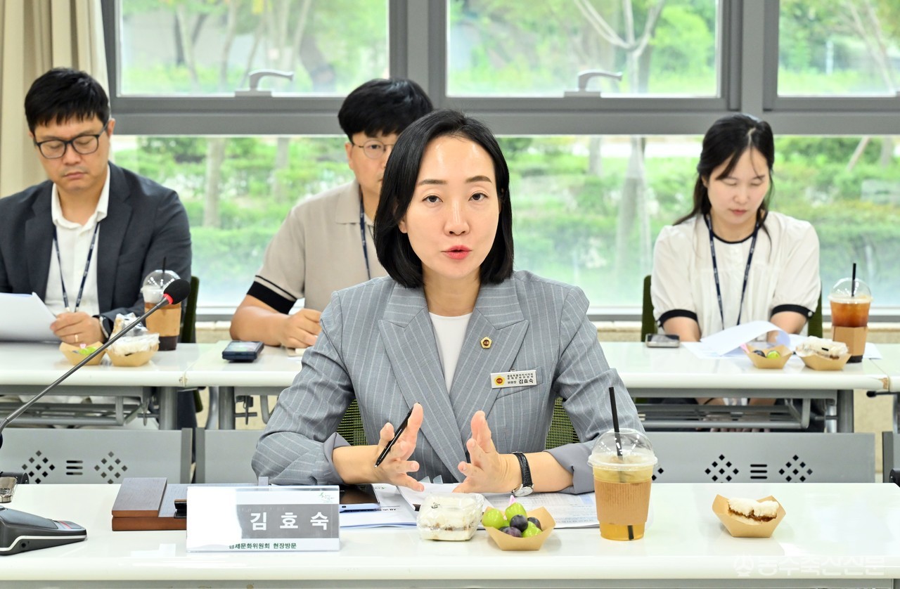 김효숙 세종시의회 경제문화위원장이 소관기관 현장방문에서 지역 농산물 유통과 경제·문화 분야 주요 현안에 대해 발언하고 있다.