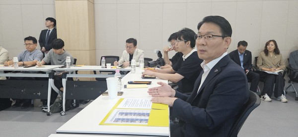 설명하는 김인중 한국농어촌공사 사장