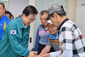 <b>김태흠 충남지사</b>, 홍성·공주 경로당 <b>무더위쉼터</b> 찾아 노인 건강 점검